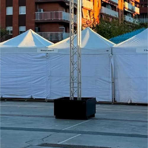 Totem de aluminio con base de hormigón